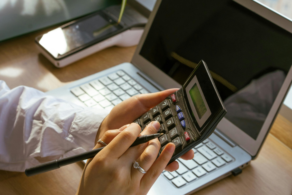 Persona haciendo balance contable manual.