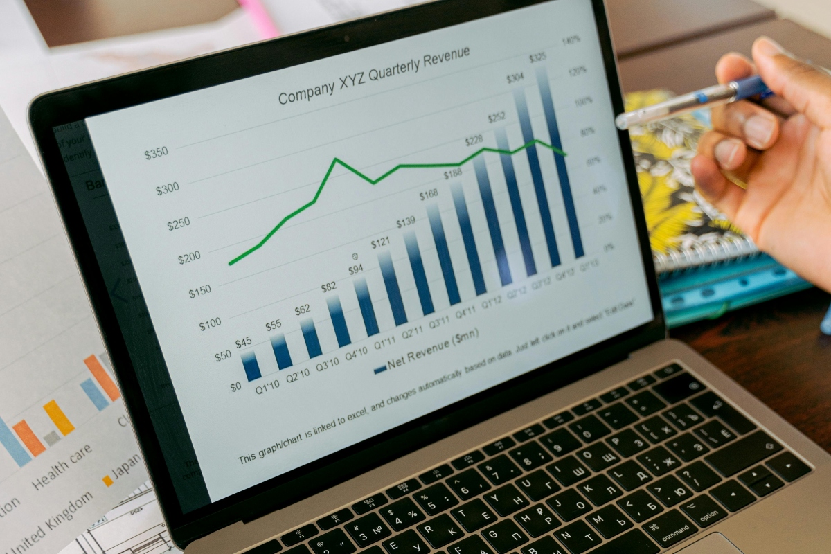 Computador con datos de crecimiento de una empresa.